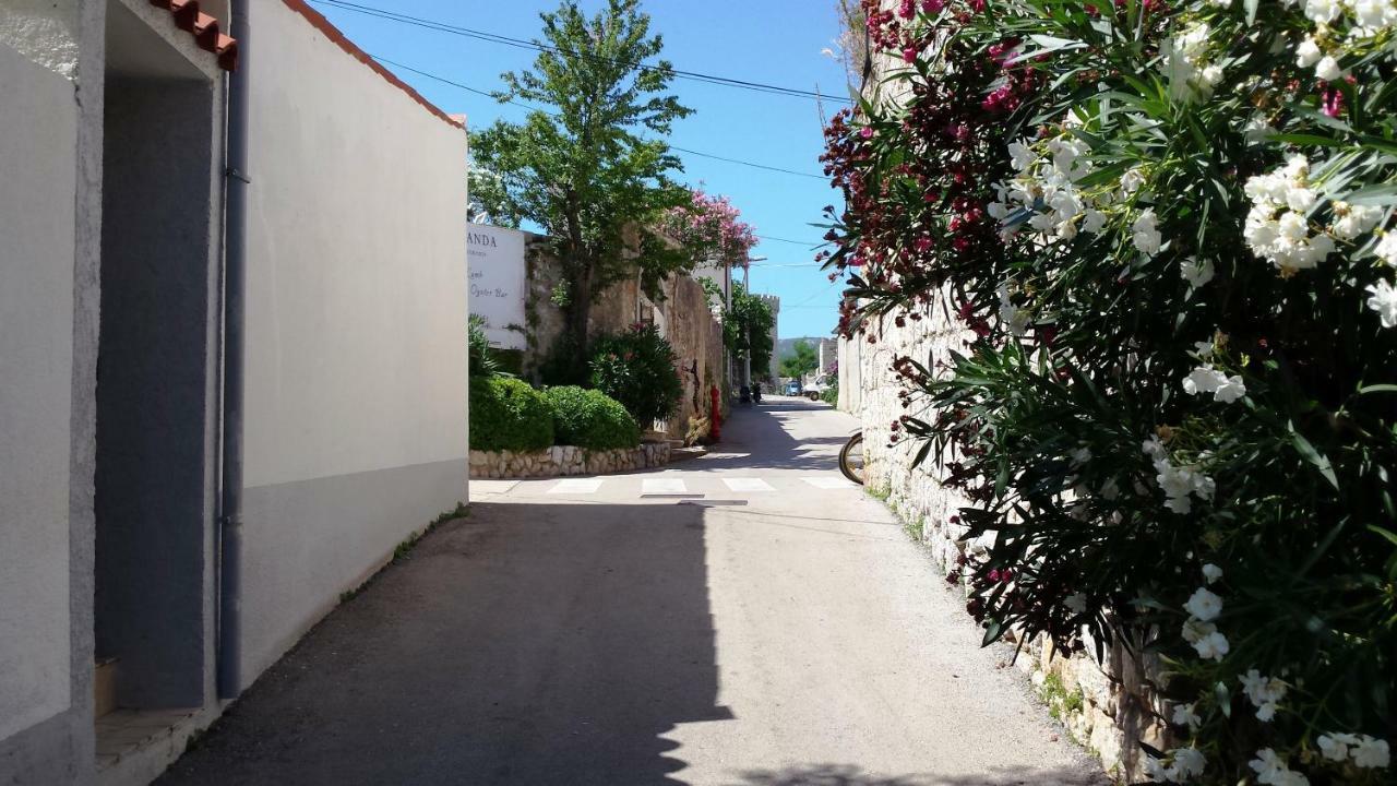 Apartment Dinko Cres Bagian luar foto